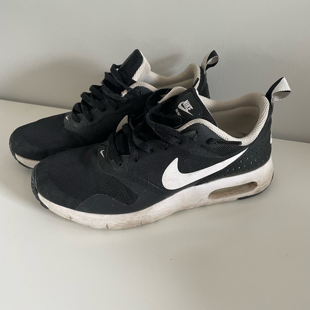 Nikes air max Tavas black and white size 4Y